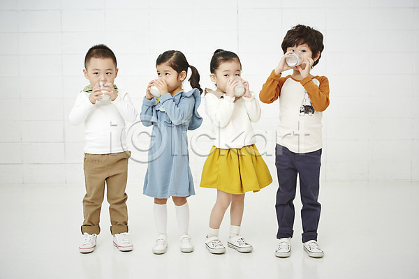 남자 동양인 사람 어린이 어린이만 여러명 여자 유치원생 한국인 JPG 앞모습 포토 건강 들기 마시기 서기 실내 우유 전신 컵