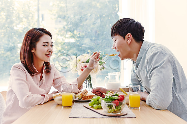 다정 여유 함께함 행복 20대 남자 동양인 두명 사람 성인 성인만 여자 청년만 한국인 JPG 옆모습 포토 과일 들기 먹여주기 상반신 샌드위치 샐러드 숟가락 식사 실내 아침 아침식사 앉기 웃음 음료 음식 커플
