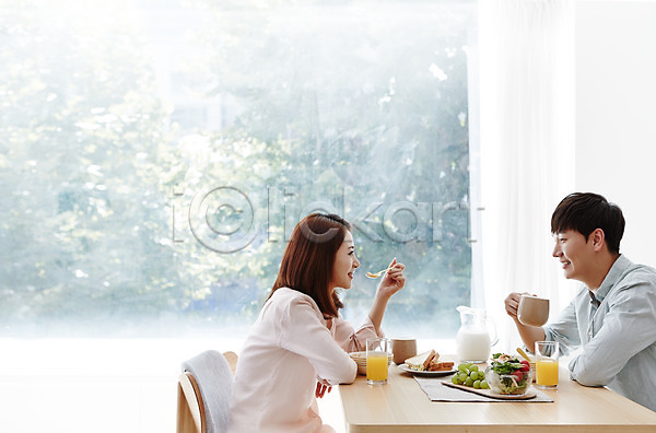 다정 여유 함께함 행복 20대 남자 동양인 두명 사람 성인 성인만 여자 청년만 한국인 JPG 옆모습 포토 과일 들기 마주보기 상반신 샌드위치 샐러드 숟가락 식사 실내 아침 아침식사 앉기 우유 웃음 음료 찻잔 커플 탁자