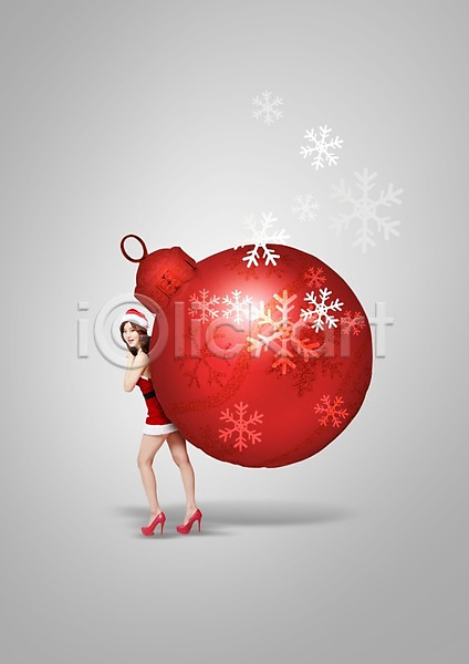 동양인 사람 성인 성인만 성인여자만 여자 여자만 여자한명만 한국인 한명 PSD 편집이미지 구슬 눈송이 빨간색 산타모자 산타옷 산타클로스 장식 전신 크리스마스