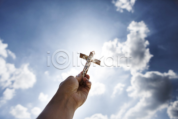 신체부위 한명 JPG 로우앵글 포토 구름(자연) 들기 백그라운드 성당 성물 손 십자가 야외 예수 오브젝트 종교 종교용품 주간 천주교 천주교용품 하나님 하늘