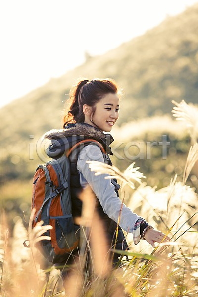 상쾌 여유 자유 휴식 20대 사람 성인 성인여자한명만 여자 한국인 한명 JPG 옆모습 포토 등산 미소(표정) 배낭 상반신 서기 야외 억새 여행 오름 제주도 주간 트래킹 한국 햇빛