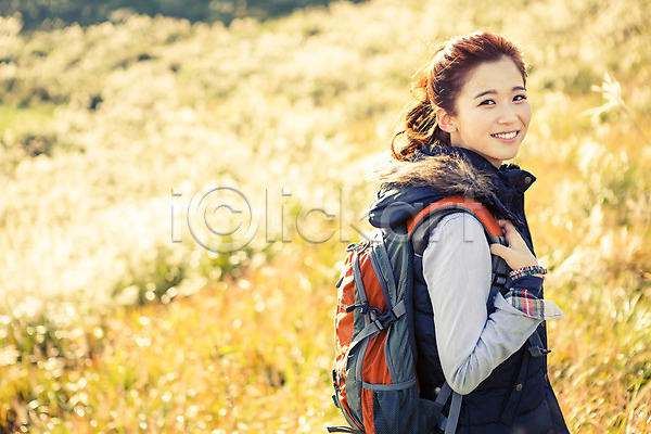 상쾌 여유 자유 휴식 20대 사람 성인 성인여자한명만 여자 한국인 한명 JPG 옆모습 포토 등산 미소(표정) 배낭 상반신 서기 야외 억새 여행 오름 제주도 주간 트래킹 한국