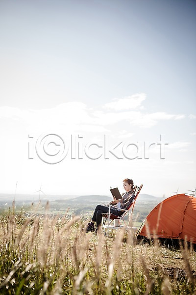 상쾌 여유 자유 휴식 20대 사람 성인 성인여자한명만 여자 한국인 한명 JPG 옆모습 포토 독서 들기 등산 안식처 앉기 야외 억새 여행 오름 의자 전신 제주도 주간 책 텐트 트래킹 하늘 한국