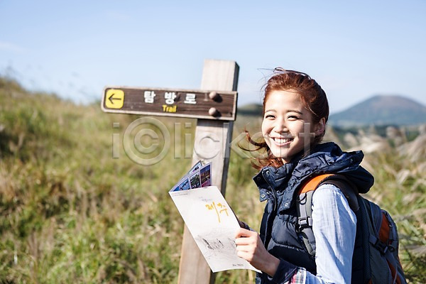 상쾌 여유 자유 휴식 20대 사람 성인 성인여자한명만 여자 한국인 한명 JPG 옆모습 포토 들기 등산 미소(표정) 배낭 상반신 서기 야외 여행 오름 제주도 주간 지도 트래킹 표지판 풀(식물) 한국