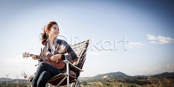 상쾌 여유 자유 휴식 20대 사람 성인 성인여자한명만 여자 한국인 한명 JPG 앞모습 포토 구름(자연) 들기 등산 미소(표정) 상반신 앉기 야외 여행 연주 오름 우쿨렐레 의자 제주도 주간 트래킹 하늘 한국