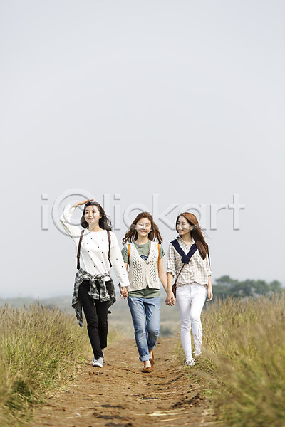 상쾌 여유 자유 청춘(젊음) 20대 사람 성인 성인여자만 세명 여자 한국인 JPG 앞모습 포토 가을(계절) 걷기 계절 미소(표정) 야외 여행 오름 전신 제주도 주간 친구 트래킹 한국 힐링