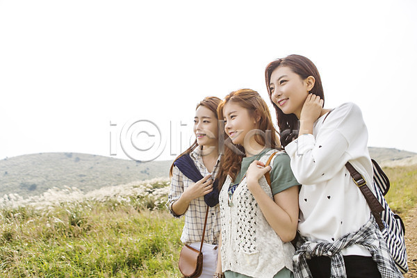 상쾌 여유 자유 청춘(젊음) 20대 사람 성인 성인여자만 세명 여자 한국인 JPG 옆모습 포토 가을(계절) 계절 구경 미소(표정) 상반신 서기 야외 여행 오름 제주도 주간 친구 트래킹 한국 힐링