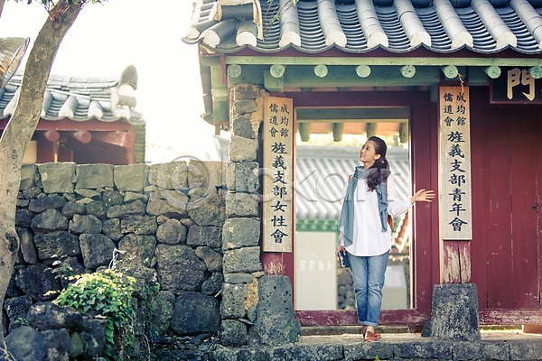 여유 휴식 20대 사람 성인 성인여자한명만 여자 한국인 한명 JPG 앞모습 포토 걷기 고건축 돌담 성읍민속촌 야외 여행 전신 제주도 주간 한국
