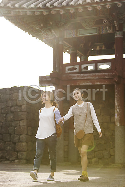 여유 청춘(젊음) 20대 두명 사람 성인 성인여자만 여자 한국인 JPG 앞모습 포토 걷기 고건축 미소(표정) 성읍민속촌 손잡기 야외 여행 전신 제주도 주간 친구 한국 햇빛 힐링