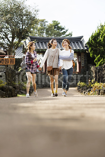 여유 청춘(젊음) 20대 사람 성인 성인여자만 세명 여자 한국인 JPG 앞모습 포토 거리 걷기 고건축 나무 미소(표정) 성읍민속촌 손잡기 야외 여행 전신 제주도 주간 친구 한국 힐링