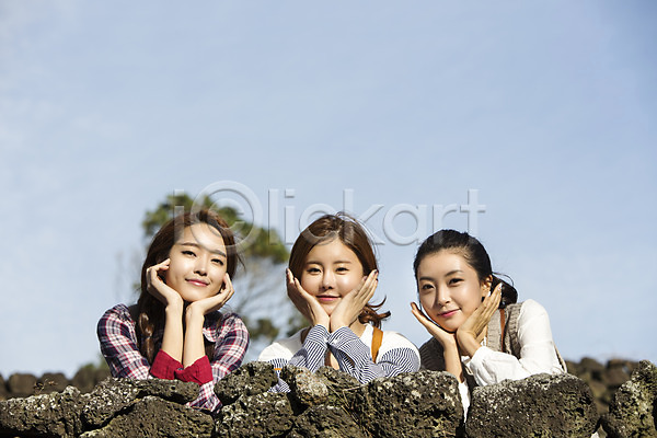 여유 청춘(젊음) 20대 사람 성인 성인여자만 세명 여자 한국인 JPG 앞모습 포토 꽃받침 돌담 미소(표정) 상반신 서기 성읍민속촌 야외 여행 제주도 주간 친구 한국 힐링