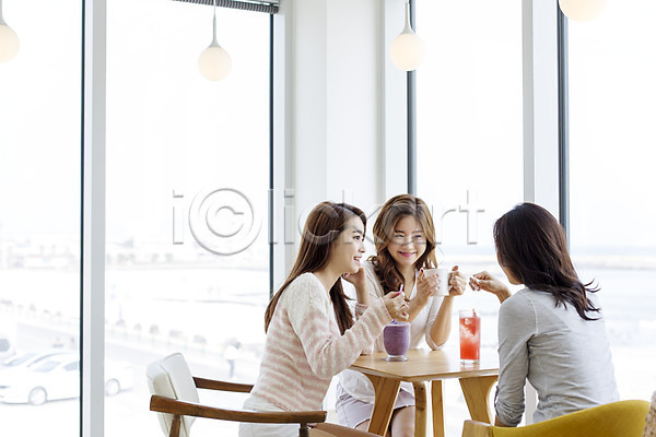 여유 청춘(젊음) 휴식 20대 사람 성인 성인여자만 세명 여자 한국인 JPG 앞모습 옆모습 포토 미소(표정) 상반신 수다 실내 앉기 여행 음료 의자 제주도 친구 카페 커피 탁자 한국 힐링