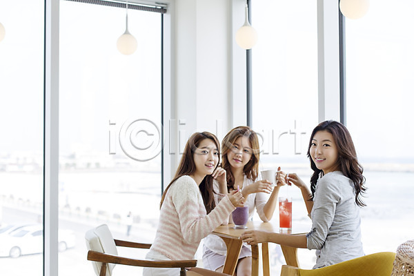여유 청춘(젊음) 휴식 20대 사람 성인 성인여자만 세명 여자 한국인 JPG 앞모습 포토 배낭 상반신 수다 실내 앉기 여행 음료 제주도 친구 카페 커피 한국 힐링