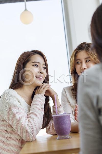 여유 청춘(젊음) 휴식 20대 사람 성인 성인여자만 세명 여자 한국인 JPG 뒷모습 앞모습 옆모습 포토 미소(표정) 상반신 수다 실내 앉기 여행 음료 제주도 친구 카페 커피 한국 힐링