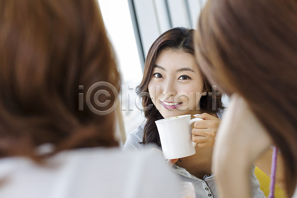 여유 청춘(젊음) 휴식 20대 사람 성인 성인여자만 세명 여자 한국인 JPG 뒷모습 앞모습 포토 들기 미소(표정) 상반신 수다 실내 앉기 여행 제주도 친구 카페 커피 한국 힐링