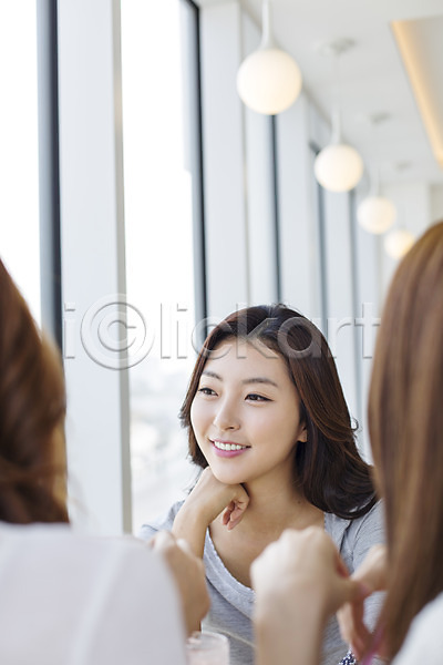 여유 청춘(젊음) 휴식 20대 사람 성인 성인여자만 세명 여자 한국인 JPG 뒷모습 앞모습 포토 미소(표정) 상반신 수다 실내 앉기 여행 제주도 친구 카페 한국 힐링