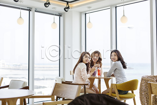 여유 청춘(젊음) 휴식 20대 사람 성인 성인여자만 세명 여자 한국인 JPG 뒷모습 앞모습 옆모습 포토 미소(표정) 바다 상반신 수다 실내 앉기 여행 음료 제주도 창문 친구 카페 커피 한국 힐링