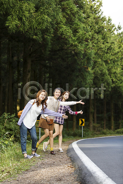 상쾌 여유 자유 청춘(젊음) 20대 사람 성인 성인여자만 세명 여자 한국인 JPG 앞모습 포토 나무 서기 손내밀기 숲길 야외 여행 전신 제주도 주간 차도 친구 한국 히치하이킹 힐링
