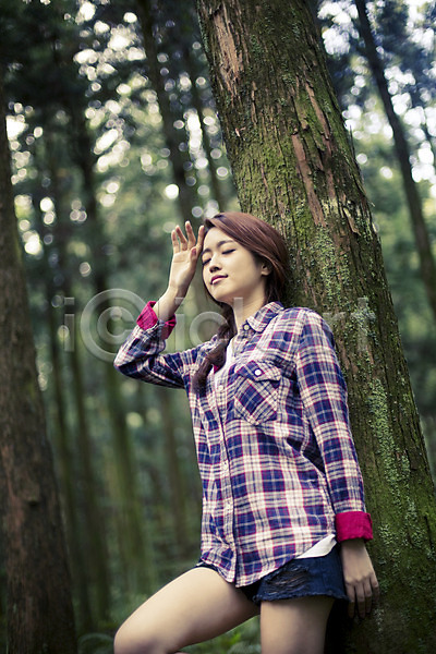 상쾌 여유 자유 청춘(젊음) 휴식 20대 사람 성인 성인만 성인여자한명만 여자 한국인 한명 JPG 앞모습 포토 나무 눈감음 상반신 서기 손들기 숲 야외 여행 제주도 주간 한국 힐링