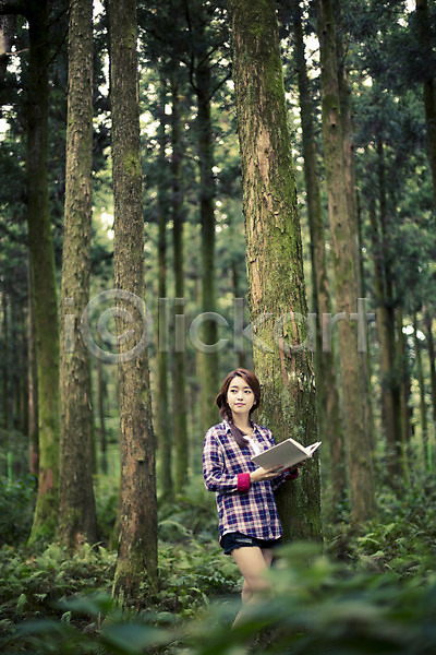 상쾌 여유 자유 청춘(젊음) 20대 사람 성인 성인만 성인여자한명만 여자 한국인 한명 JPG 앞모습 포토 나무 들기 상반신 서기 숲 야외 여행 읽기 제주도 주간 책 한국 힐링