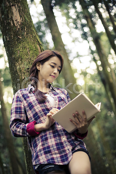 상쾌 여유 자유 청춘(젊음) 20대 사람 성인 성인만 성인여자한명만 여자 한국인 한명 JPG 앞모습 포토 기댐 나무 들기 상반신 서기 숲 야외 여행 읽기 제주도 주간 책 한국 힐링