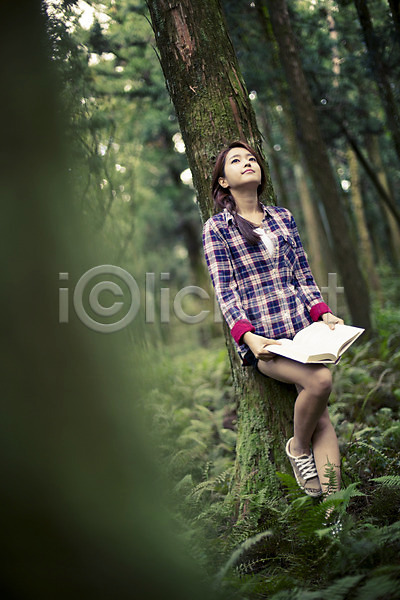 상쾌 여유 자유 청춘(젊음) 20대 사람 성인 성인만 성인여자한명만 여자 한국인 한명 JPG 앞모습 포토 기댐 나무 들기 서기 숲 야외 여행 전신 제주도 주간 책 한국 힐링