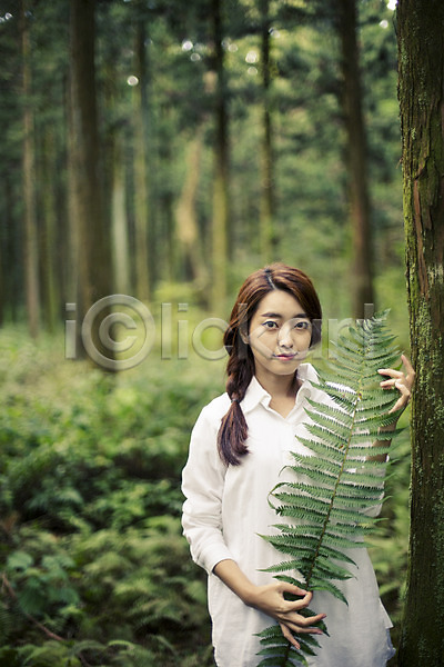 상쾌 여유 자유 청춘(젊음) 20대 사람 성인 성인만 성인여자한명만 여자 한국인 한명 JPG 앞모습 포토 나뭇잎 들기 상반신 서기 숲 야외 여행 제주도 주간 한국 힐링
