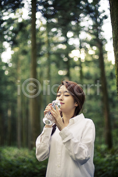상쾌 여유 자유 청춘(젊음) 20대 사람 성인 성인만 성인여자한명만 여자 한국인 한명 JPG 앞모습 포토 나무 들기 마시기 물 상반신 서기 숲 안식처 야외 여행 제주도 주간 한국 힐링