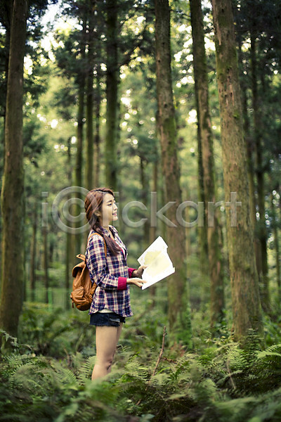 상쾌 여유 자유 청춘(젊음) 20대 사람 성인 성인만 성인여자한명만 여자 한국인 한명 JPG 옆모습 포토 가방 나무 들기 서기 숲 야외 여행 전신 제주도 주간 지도 한국 힐링