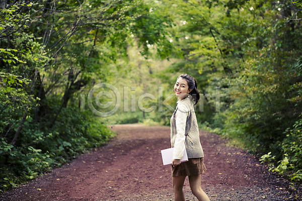 상쾌 여유 자유 청춘(젊음) 20대 사람 성인 성인만 성인여자한명만 여자 한국인 한명 JPG 뒷모습 포토 걷기 길 나무 뒤돌아보기 미소(표정) 상반신 숲 안식처 야외 여행 제주도 주간 한국 힐링