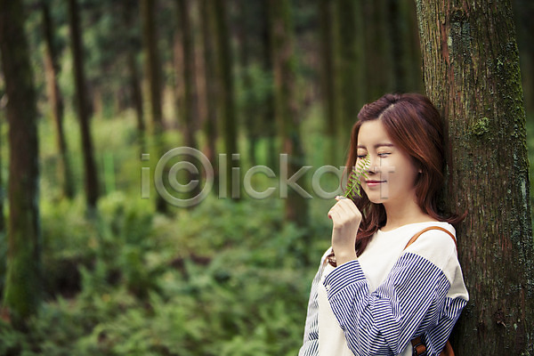 상쾌 여유 자유 청춘(젊음) 20대 사람 성인 성인만 성인여자한명만 여자 한국인 한명 JPG 옆모습 포토 기댐 나무 나뭇잎 눈감음 들기 미소(표정) 상반신 서기 숲 야외 여행 제주도 주간 한국 힐링