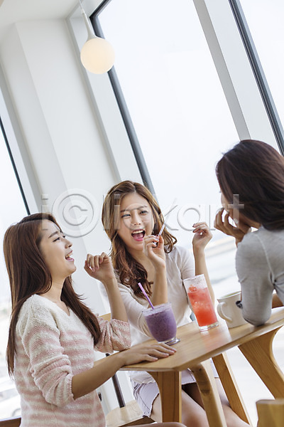 상쾌 여유 자유 청춘(젊음) 20대 사람 성인 성인여자만 세명 여자 한국인 JPG 뒷모습 앞모습 옆모습 포토 미소(표정) 상반신 수다 앉기 야외 여행 음료 제주도 주간 친구 카페 커피 한국 힐링
