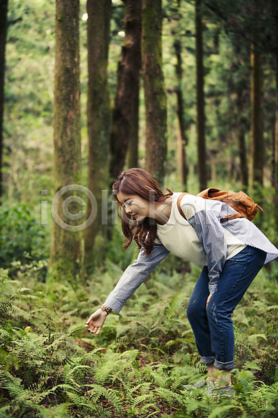 상쾌 여유 자유 청춘(젊음) 20대 사람 성인 성인만 성인여자한명만 여자 한국인 한명 JPG 옆모습 포토 나무 만지기 미소(표정) 서기 숙이기 숲 야외 여행 잎 전신 제주도 주간 한국 힐링