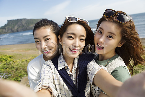 여유 자유 청춘(젊음) 20대 사람 성인 성인여자만 세명 여자 한국인 JPG 앞모습 포토 들기 미소(표정) 바다 상반신 서기 선글라스 성산일출봉 셀프카메라 야외 여행 제주도 주간 친구 한국 힐링