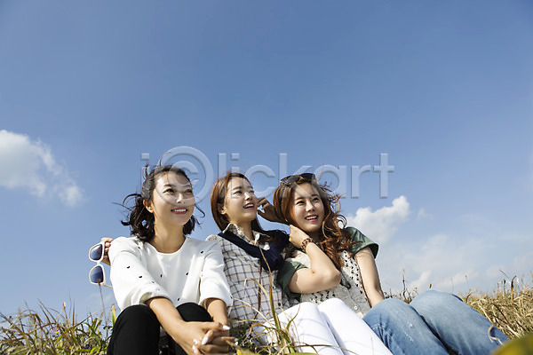 여유 자유 청춘(젊음) 20대 사람 성인 성인여자만 세명 여자 한국인 JPG 앞모습 포토 구름(자연) 미소(표정) 바다 상반신 성산일출봉 앉기 야외 여행 제주도 주간 초원(자연) 친구 하늘 한국 힐링