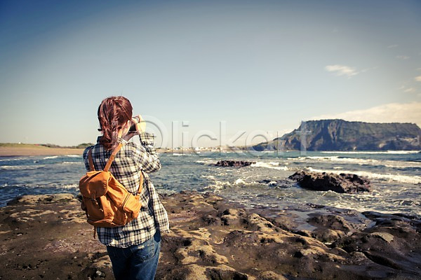 여유 자유 휴식 20대 사람 성인 성인여자한명만 여자 한국인 한명 JPG 뒷모습 포토 들기 바다 사진촬영 상반신 서기 성산일출봉 야외 여행 제주도 주간 카메라 한국