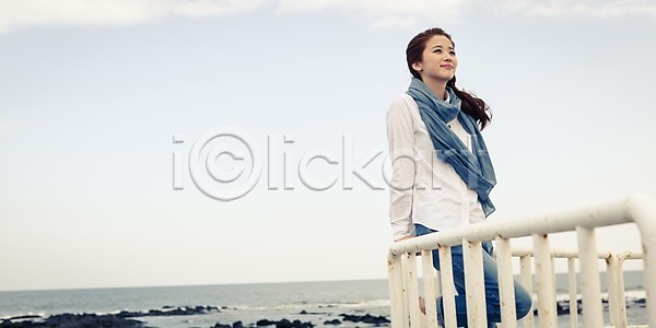 여유 자유 휴식 20대 사람 성인 성인여자한명만 여자 한국인 한명 JPG 옆모습 포토 구름 국내포토 기댐 등대 미소 바다 상반신 서기 야외 여행 제주도 주간 하늘 한국