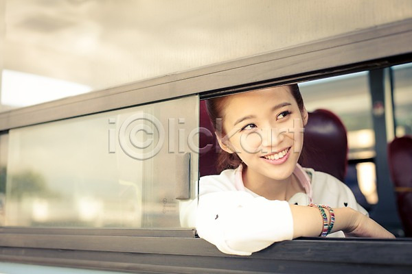 여유 자유 즐거움 행복 20대 사람 성인 성인만 성인여자한명만 여자 한국인 한명 JPG 포토 교통수단 배낭여행 버스 버스여행 상반신 안식처 앉기 여행 웃음 육상교통 제주도 창문 한국 헤드폰