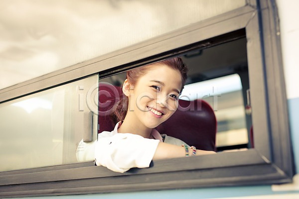 여유 자유 즐거움 행복 20대 사람 성인 성인만 성인여자한명만 여자 한국인 한명 JPG 포토 교통수단 배낭여행 버스 버스여행 상반신 앉기 여행 웃음 육상교통 제주도 창문 한국