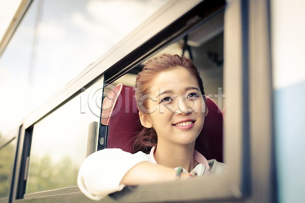 여유 자유 즐거움 행복 20대 사람 성인 성인만 성인여자한명만 여자 한국인 한명 JPG 아웃포커스 포토 교통수단 배낭여행 버스 버스여행 상반신 안식처 앉기 여행 웃음 육상교통 제주도 창문 한국 헤드폰