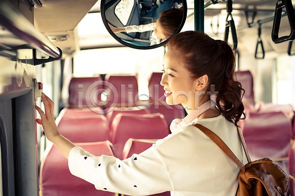 여유 자유 즐거움 행복 20대 사람 성인 성인만 성인여자한명만 여자 한국인 한명 JPG 아웃포커스 옆모습 포토 교통수단 누름 배낭 배낭여행 버스 버스여행 상반신 여행 웃음 육상교통 제주도 초인종 한국 헤드폰
