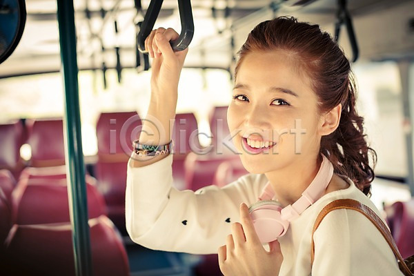 여유 자유 즐거움 행복 20대 사람 성인 성인만 성인여자한명만 여자 한국인 한명 JPG 아웃포커스 포토 교통수단 배낭여행 버스 버스손잡이 버스여행 상반신 손잡이 여행 웃음 육상교통 잡기 제주도 한국 헤드폰