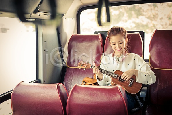 여유 자유 즐거움 행복 20대 사람 성인 성인만 성인여자한명만 여자 한국인 한명 JPG 앞모습 포토 교통수단 들기 배낭 배낭여행 버스 버스여행 상반신 앉기 여행 연주 우쿨렐레 웃음 육상교통 제주도 한국 헤드폰