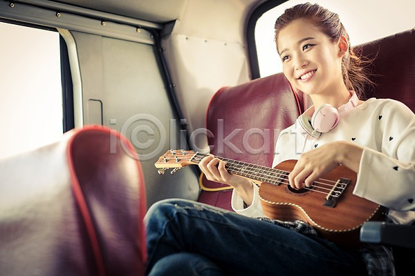여유 자유 즐거움 행복 20대 사람 성인 성인만 성인여자한명만 여자 한국인 한명 JPG 포토 교통수단 들기 배낭여행 버스 버스여행 상반신 앉기 여행 연주 우쿨렐레 웃음 육상교통 제주도 한국 헤드폰