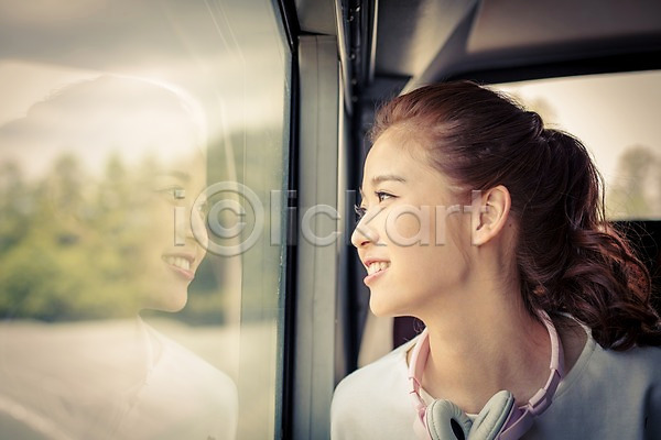 여유 자유 즐거움 행복 20대 사람 성인 성인만 성인여자한명만 여자 한국인 한명 JPG 아웃포커스 포토 교통수단 반사 배낭여행 버스 버스여행 상반신 여행 웃음 육상교통 응시 제주도 창문 한국 헤드폰
