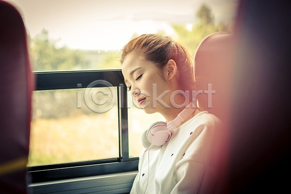 여유 자유 즐거움 행복 20대 사람 성인 성인만 성인여자한명만 여자 한국인 한명 JPG 아웃포커스 포토 교통수단 눈감음 배낭여행 버스 버스여행 상반신 수면 안식처 앉기 여행 육상교통 잠 제주도 한국 헤드폰
