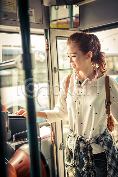 여유 자유 즐거움 행복 20대 사람 성인 성인만 성인여자한명만 여자 한국인 한명 JPG 포토 교통수단 배낭 배낭여행 버스 버스여행 상반신 서기 승차 안식처 여행 육상교통 제주도 한국 헤드폰
