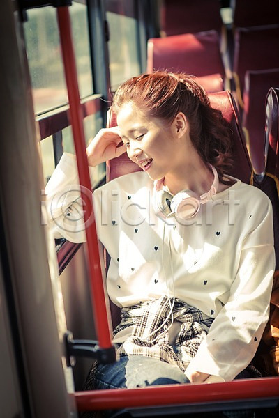 여유 자유 즐거움 행복 20대 사람 성인 성인만 성인여자한명만 여자 한국인 한명 JPG 아웃포커스 앞모습 포토 교통수단 눈감음 배낭여행 버스 버스여행 상반신 손짓 앉기 여행 웃음 육상교통 제주도 한국 헤드폰