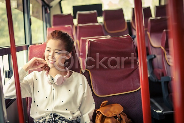 여유 자유 즐거움 행복 20대 사람 성인 성인만 성인여자한명만 여자 한국인 한명 JPG 아웃포커스 앞모습 포토 교통수단 배낭 배낭여행 버스 버스여행 상반신 안식처 앉기 여행 웃음 육상교통 제주도 턱괴기 한국 헤드폰